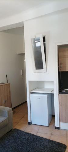 - une cuisine avec un comptoir blanc dans une pièce dans l'établissement Location Studio manosque Centre ville, à Manosque