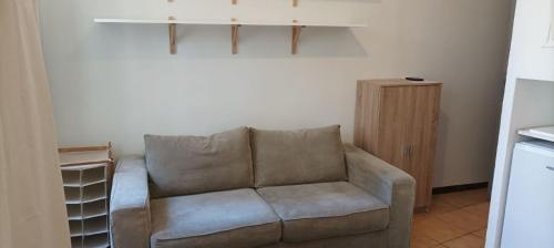 - un salon avec un canapé et une armoire dans l'établissement Location Studio manosque Centre ville, à Manosque