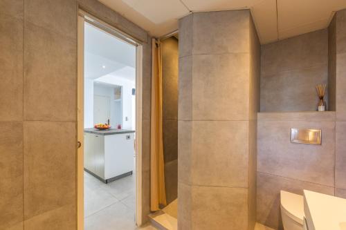 drzwi obrotowe otwierają się do kuchni w domu w obiekcie Los Lances Beach Apartments w mieście Tarifa