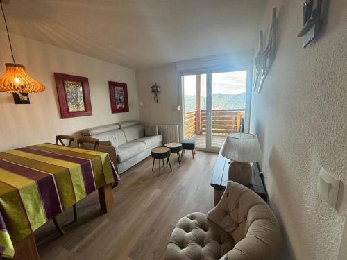 un salon avec un lit et un canapé dans l'établissement Bel appartement T2 cabine avec vue sur lac, balcon et parking couvert - FR-1-593-4, aux Angles