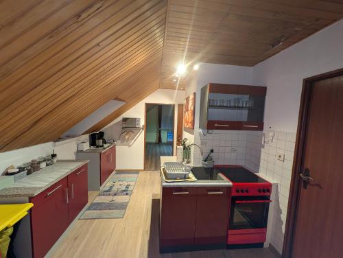 WittenbornにあるFerienwohnung Burmester von Privat!の広いキッチン(赤いコンロ付)