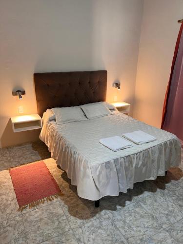 une chambre avec un lit avec deux serviettes dessus dans l'établissement Casa Con Pileta Privada, à General Alvear