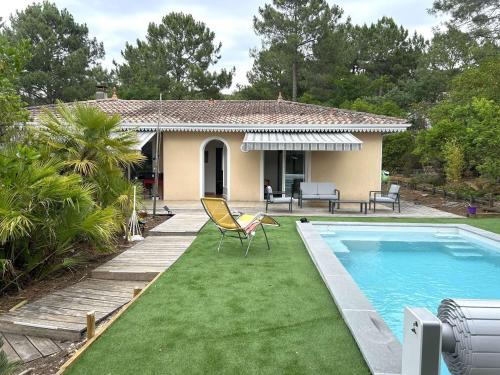 Photo de la galerie de l'établissement Villa climatisée avec piscine chauffée, à 10 min des plages du Bassin et des commerces - FR-1-736-22, à Lège-Cap-Ferret