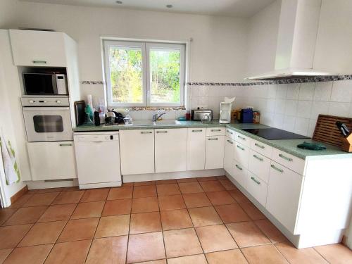 Photo de la galerie de l'établissement Villa climatisée avec piscine chauffée, à 10 min des plages du Bassin et des commerces - FR-1-736-22, à Lège-Cap-Ferret