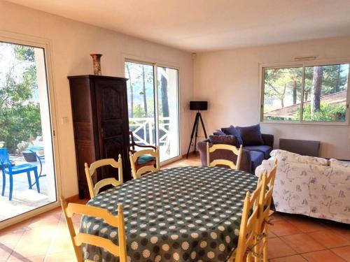 Photo de la galerie de l'établissement Villa climatisée avec piscine chauffée, à 10 min des plages du Bassin et des commerces - FR-1-736-22, à Lège-Cap-Ferret