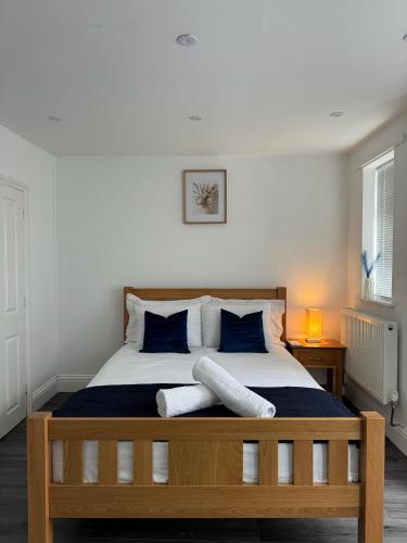オックスフォードにあるSt Helens House Incredible Location with Parking & Gardenの青い枕が付いた大きなベッドのある寝室