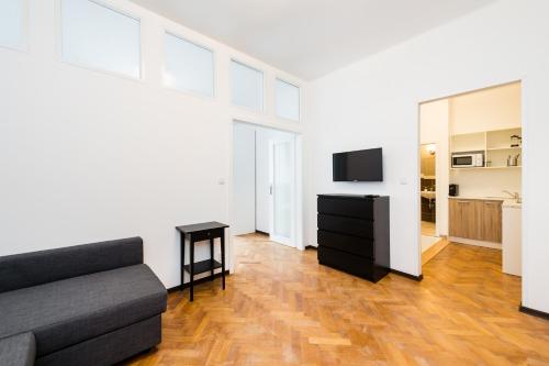 a living room with a couch and a television at Affordable Stay Navratilova in Prague
