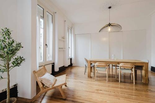 une salle à manger avec une table et des chaises dans l'établissement Appart design au cœur de Belfort, à Belfort