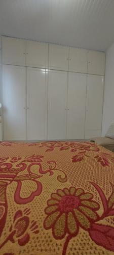 a room with a bed with a flower pattern on it at Nenita Home in Nénita