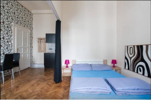 Un dormitorio con una cama con almohadas azules. en SparrOwl Apartments, en Budapest