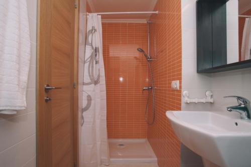 a bathroom with a shower and a sink at Vista Roja in El Médano