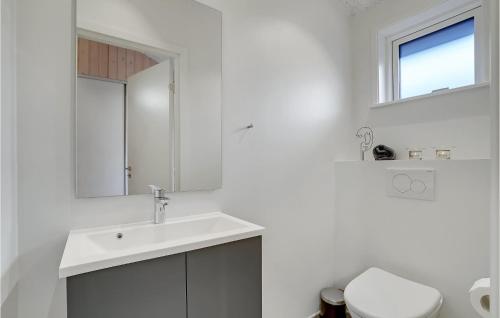 Ein Badezimmer in der Unterkunft Nice Home In Ulfborg With Kitchen