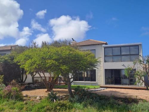 ランゲバーンにあるSerene pool house luxury 8 slp self-catering accom, Langebaan Golf estateの白家