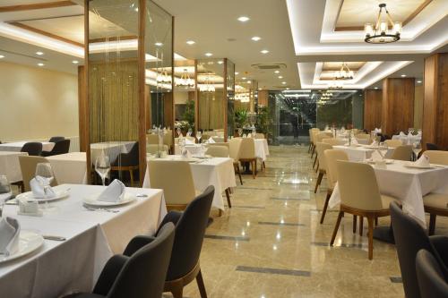 Un restaurant sau alt loc unde se poate mânca la Görükle Güler Park Hotel