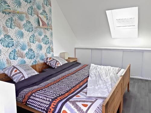 sypialnia z łóżkiem z kołdrą w obiekcie L'artistique, 4 lits, 2 chambres, stationnement gratuit, spacieux, atypique w Amiens