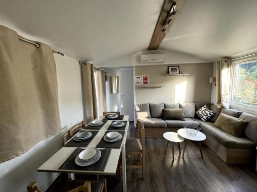 Ruang duduk di Mobile Home 168 pour 6 pers Camping Siblu Lac des Rêves Perols
