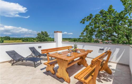 3 Bedroom Gorgeous Apartment In Muntic