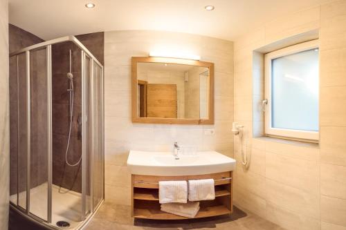 a bathroom with a sink and a shower at stoanmandl Wohlfühlappartements in Neustift im Stubaital