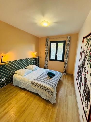 une chambre avec un grand lit dans une pièce dans l'établissement Villa avec jacuzzi en petite camargue, à Saint-Laurent-dʼAigouze