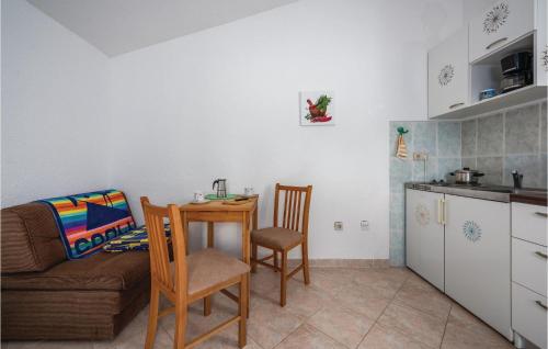 salon z kanapą i stołem oraz kuchnia w obiekcie Studio Apartment In Sv,lovrec w mieście Jakići