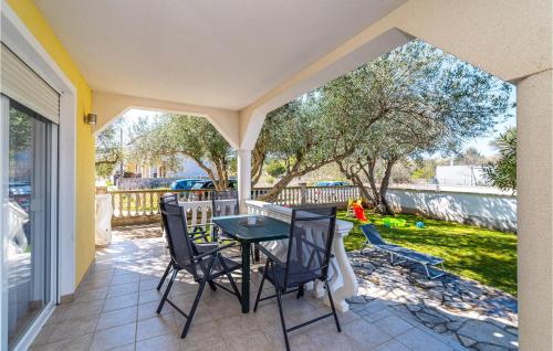 Lovely Apartment In Karin Gornji