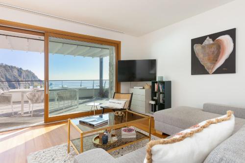 TV a/nebo společenská místnost v ubytování Portopiccolo Apartments Gemma nel Golfo di Trieste - with beach included