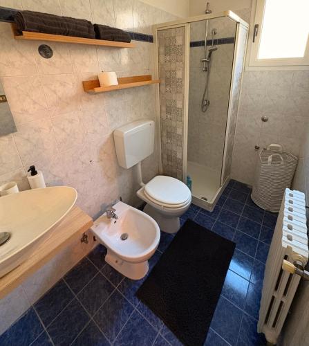 Un baño con inodoro, lavabo y ducha. en B&B ka, en Budrio