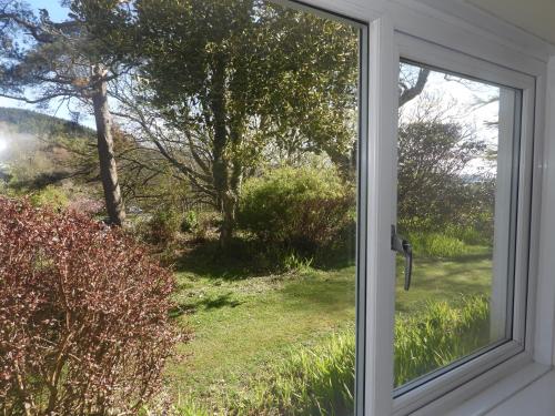a window with a view of a yard at The Old Cottage in Arduaine