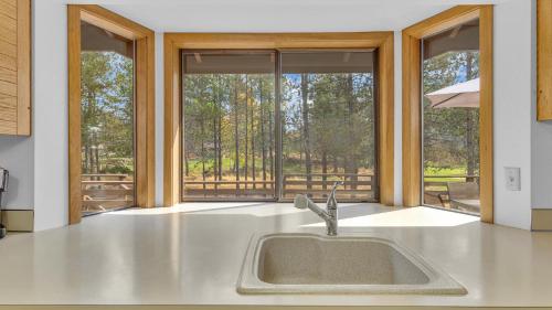 cocina con fregadero y ventana grande en White Elm - Unit 15, en Sunriver