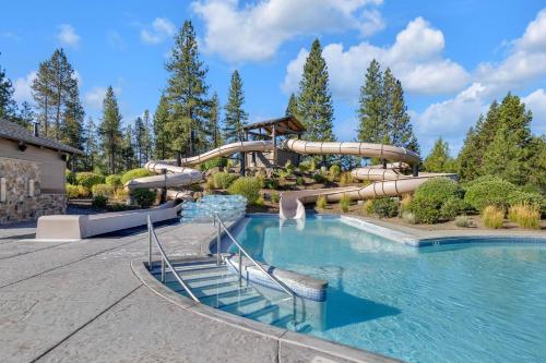 un parque acuático con un tobogán de agua en Quelah Lane - Unit 10, en Sunriver