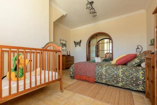 Giường trong phòng chung tại Villa con Piscina en la Playa