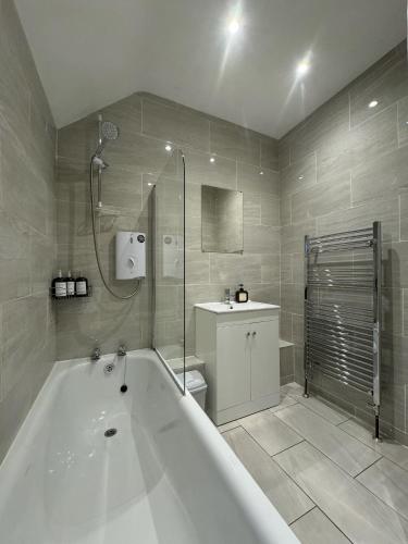 a bathroom with a tub and a shower and a toilet at St Helens House Incredible Location with Parking & Garden in Oxford