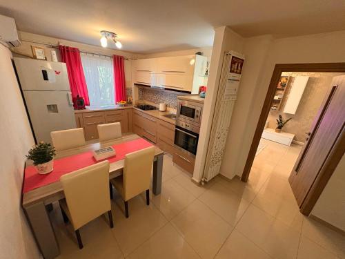 Η κουζίνα ή μικρή κουζίνα στο A&A Apartment