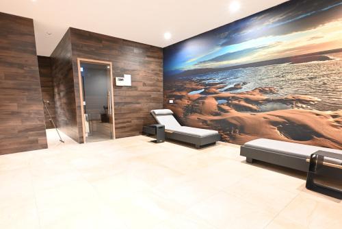 カトザントにあるBardot, luxury apartment with swimming pool and sauna near the beach in Badhuis Cadzandの大絵の壁が飾られた待合室