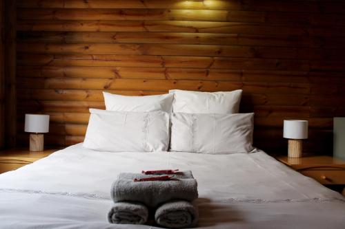 Una cama o camas en una habitación de Ndlovu Log Home Dinokeng