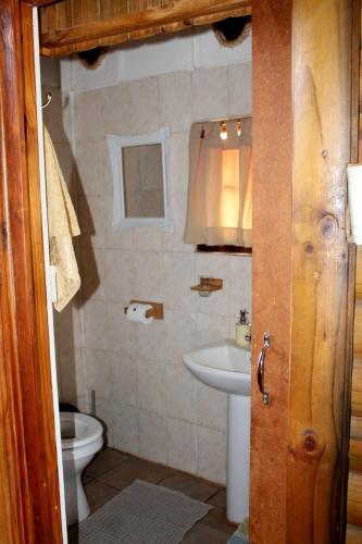 Un baño de Ndlovu Log Home Dinokeng