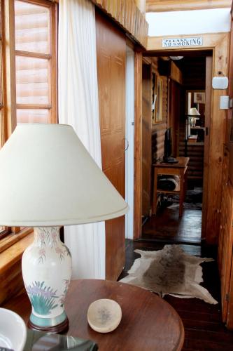 Un lugar para sentarse en Ndlovu Log Home Dinokeng