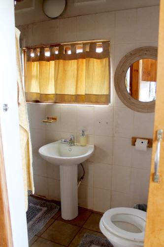 Un baño de Ndlovu Log Home Dinokeng