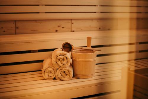 a sauna with a drink and a cup and a spoon at stoanmandl Wohlfühlappartements in Neustift im Stubaital