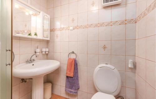 Ένα μπάνιο στο 4 Bedroom Stunning Home In Predoscica
