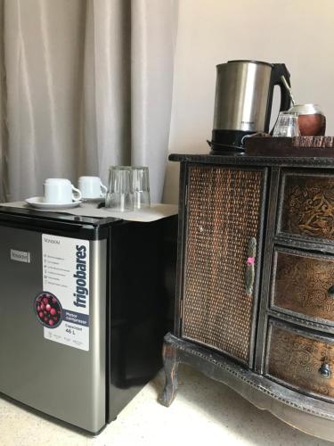 a microwave and a refrigerator next to a stove at Suite Garage in Ingeniero Maschwitz