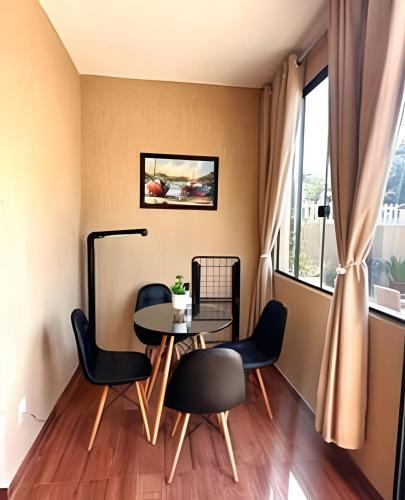 a small dining room with a table and chairs at Acesso à Praia Ar Condicionado Conforto Garantido! in Saquarema