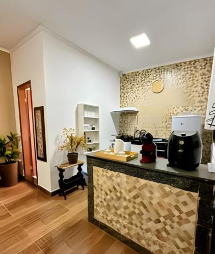 a kitchen with a counter and a counter top at Acesso à Praia Ar Condicionado Conforto Garantido! in Saquarema