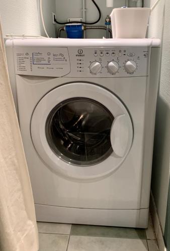 - un lave-linge et un sèche-linge blancs dans la chambre dans l'établissement Le Cœur de Beaune - Appartement en Hypercentre de Beaune, à Beaune