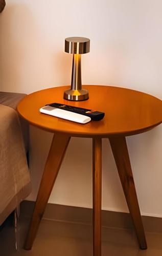 a table with a lamp on top of it at Acesso à Praia Ar Condicionado Conforto Garantido! in Saquarema