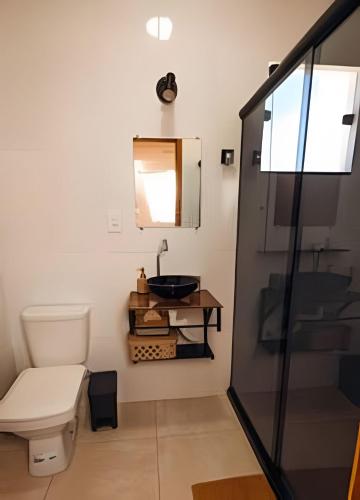 a bathroom with a toilet and a sink at Acesso à Praia Ar Condicionado Conforto Garantido! in Saquarema