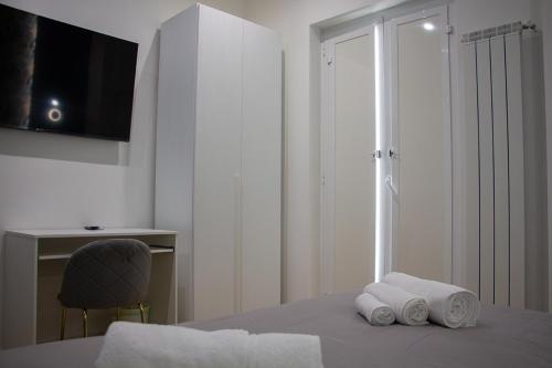 a hotel room with a bed with two towels at WANDERLUST SPACCANAPOLI Points Of View in Naples
