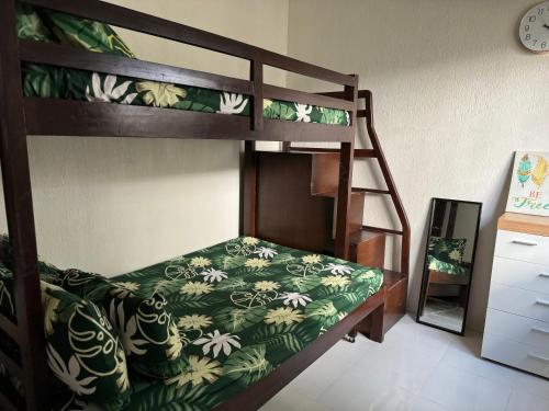 Giường trong phòng chung tại Home away from home.