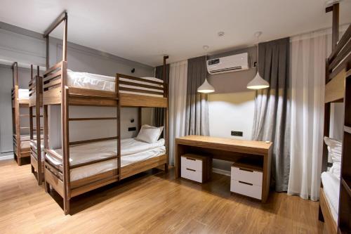 Toshkent-Passajir BekatiにあるQo'noq Railway Hotelの二段ベッド2組が備わる二段ベッド付きの客室です。