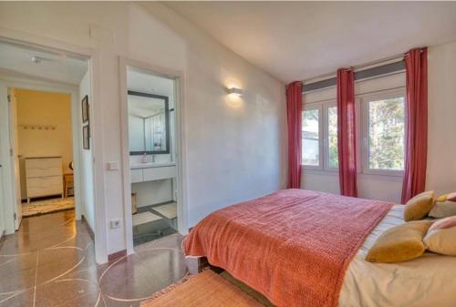 Postel nebo postele na pokoji v ubytování Apartment with pool and tennis courts in Calella de Palafrugell